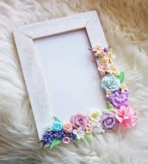 Bilderrahmen Selber Basteln Weisser Rahmen Plastikblumen Diy Fotorahmen Verzieren B Bilderrahmen Selber Basteln Bilderrahmen Handwerk Bilderrahmen Selber Machen