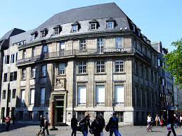 The first four characters of swift code  deut  denote the bank name and next two characters de points germany, next two characters  dk  is meant for location bonn. Datei Dresdner Bank Munsterplatz 53111 Bonn Jpg Wikipedia