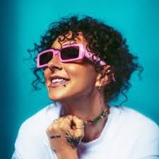 Stacey Leach's Instagram, Twitter & Facebook