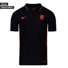 Omdat de zwarte versie vooral door de spelers gedragen wordt, bespreken we deze versie van het nieuwe trainingspak. Nike Nederlands Elftal Uitshirt Zwart 2020 2021 Voetbalshirtsdirect