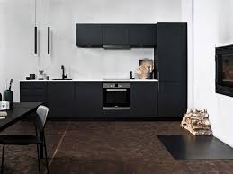 Cuisine Mano En L Il Y A Toujours De La Place Pour Une Cuisine Classique Armoires De Cuisine Noirs Cuisine Noire Cuisine Moderne
