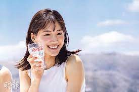 The illustrations 綾瀨遙 is tagged 綾瀨遙. ç¶¾ç€¨é™å»£å'Šå¤©åŽå‹è³º5200è¬ 20200419 Showbiz æ˜Žå ±olç¶²