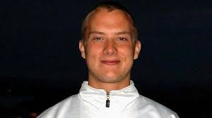 Låg död i nära 20 timmar på stödboendet