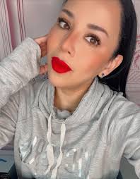 Look de apertura de mes!!!! Vamonos!!! El único accesorio que necesitas  para posadas! 🪅🎉⭐️, Farmasi , #cdmx #posada #farmasi #farmasimexico  #redlove #makeup #maquillaje #farmasijoy