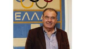 H βόλτα στο κολωνάκι και το look στα ίδια χρώματα. Osh1omesccyh4m