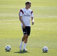 In madrid wohnte toni kroos lange hecke an hecke mit cristiano ronaldo. Real Madrid Premiere Toni Kroos Mit Ronaldo Auf Dem Trainingsplatz Bilder Fotos Welt