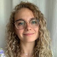 Estelle Becker's Instagram, Twitter & Facebook