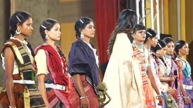 नक्सली कैंप से रैंप तक का सफर; जिन महिलाओं के हाथ में कभी होते थे हथियार, उन्होंने कैट वॉक कर जीता दिल, Chhattisgarh Hindi News - Hindustan
