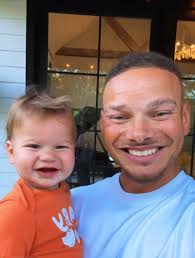 Kane Brown and his son Krewe are all smiles 😃 😍