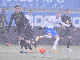 Echipa cs universitatea craiova i, condusă de antrenorul vasile florea, având în componență următorii sportivi: Cs Universitatea Craiova Gaz Metan MediaÈ™ 3 1 Oltenii Au Ajuns La DouÄƒ Puncte De Liderul Fcsb Dumitru Cardoso A Marcat Golul Etapei DupÄƒ Ce A Driblat Cinci Adversari