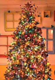 Interesting Tree Toppers Ideas For Your Christmas Tree With Golden Sta Christmas Tree With Coloured Lights Pretty Christmas Trees Christmas Tree Colored Lights