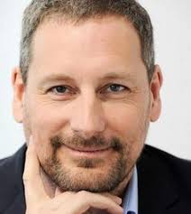 Gert tony hubert verhulst (nacido el 24 de enero de 1968 en berchem ) es un presentador, empresario, cantante, autodidacta , director, actor en 1998 se casó con valerie calliau con quien tuvo un hijo (victor verhulst, 1993) y una hija (marie verhulst, 1995), antes de separarse en 2003. Gert Verhulst Net Worth