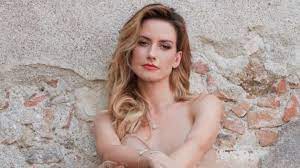 Em 2016, sabine interpreta tracy, em sueño de amor. Annzqw09cxdpm