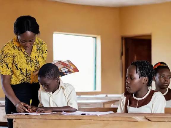 Togo : 2 enseignants pour les CM1 et CM2, comprendre la réforme ...