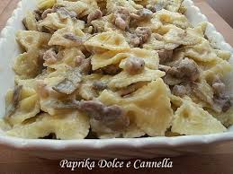 La besciamella è una salsa bianca a base di latte, legata con roux, ovvero con un composto a base di burro e farina, infine aromatizzata con noce sciogliete il burro in una casseruola e aggiungete le cipolle, copritele aggiungendo dell'acqua calda all'occorrenza e fate cuocere per almeno mezz'ora. Farfalle Con Salsicce E Carciofi Paprika Dolce E Cannella