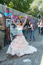 Scopri ricette, idee per la casa, consigli di stile e altre idee da provare. Brautkleider Sind Bieder Nicht Bei Einem Trash The Dress Shooting Familista