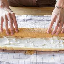 Wenn der kuchen in der gerollten form abkühlt, wird das rollen des kuchens mit der füllung einfacher. Im Test So Rollst Du Deine Biskuitrolle Auf Ohne Dass Sie Bricht