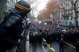 Police fired tear gas at demonstrators who threw rocks and bottles, set construction equipment on fire in paris, and picketed state buildings across france, in response to president emmanuel macron's vaccine and health pass moves. Manifestations Sous Tension A Paris Et Dans Le Reste De La France Contre La Loi Securite Globale
