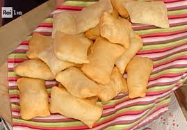 Per preparare gli gnocchetti fritti occorre innanzitutto preparare gli gnocchi, altrimenti potete acquistarli già pronti riducendo notevolmente i tempi di preparazione della ricetta. Gnocco Fritto Ripieno