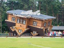 Totul pare ca merge pe dos! Casa Cu Susul In Jos Hexentanzplatz Germania Cu Susul In Jos La Propriu 10 Cladiri Ce Pot Scoate Pe Oricine Din Zona De Confort