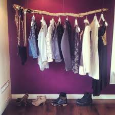 Une Branche Pour Suspendre Les Vetements Reste A Trouver Un Moyen De La Suspendre A Simple Bran Tringle Vetement Vetements Suspendus Portant Vetement Bois