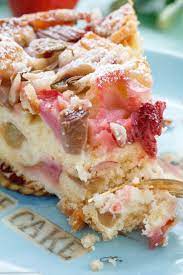 einfacher joghurtkuchen mit rhabarber erdbeeren rezept kuchen joghurt kuchen kuchen rezepte einfach