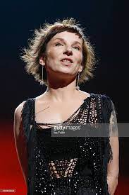 She is an actress, known for münchen (2005), voittajat (1994) and lupaus (1994). Short Beautiful Bob Meret Becker Schone Haare Modische Kurzhaarfrisuren Kurzhaarfrisuren