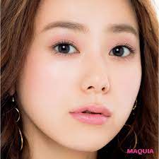 目のタイプごとに似合うシャドウは違う 二重まぶた は透け感のあるアイシャドウを使った引き算メイクで マキアオンライン maquia online アイシャドウ 色 アイシャドウ アイシャドウパレット