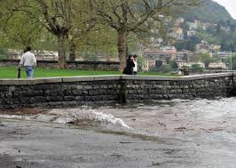 Cernobbio, la riva distrutta dal maltempo Como Piazza Cavour Esondano Le Fogne Piazza Cavour Parzialmente Allagata