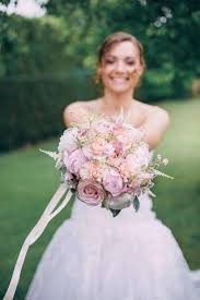 Découvrez nos magnifiques bouquets de mariée spécialement imaginés pour faire de ce jour le plus beau de votre vie ! Comment Choisir Mon Bouquet De Mariee En 5 Etapes