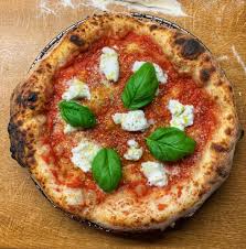 Bei pizza nostra bekommt ihr neapolitanische pizza nach den rezepten der urgroßväter, außerdem focaccia, saltimbocca aka pizzabrötchen, lasagne und süße schweinereien wie tiramisu nach rezept von mama giugliano, sowie andere traditionelle süßspeisen und gebäck aus neapel. Rezept Fur Neapolitanische Pizza Mit 100 Poolish Manopasto