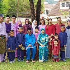 Allahyarham meninggalkan isteri, datin fadilah mansor dan dua anak iaitu khairulizam (khir rahman) dan khairulazmi. Abah Dah Tak Ada Khir Rahman Kongsi Momen Terakhir Bersalam Raya Dengan Arwah Bapanya Al Fatihah Buat Arwah Dato A Rahman Hassan Keluarga