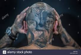 Entdecke (und sammle) deine eigenen pins bei pinterest. Frankfurt Am Main Deutschland 21 April 2018 Ein Mann Legt Seinen Kopf Tattoos An Einem Tattoo