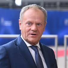 Konrad Berkowicz: Wiecie, że ten mały mściwy i zakompleksiony człowiek,  zwany dalej premierem, z obawy o swoją pozycję, zrezygnował ze  nadchodzącego szczytu unijnego w Warszawie i wiodącej roli naszego państwa,  bo nie