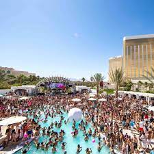 How Las Vegas Is Reinventing The Pool Party In 2020 Las Vegas Pool Vegas Nightlife Las Vegas Nightlife