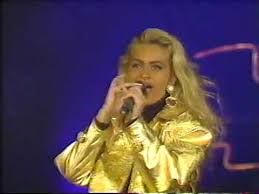 Paulina rubio es una de las reinas indiscutibles de la música latina y a través. Paulina Rubio Primera Aparicion Con Look Chica Dorada Youtube
