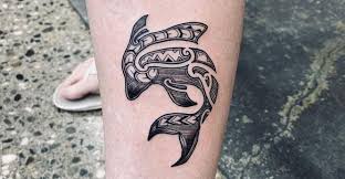 Utilizaban como herramientas para realizar los tatuajes peines con dientes de huesos o de escamas de tortugas fijados a un mango de madera, estos eran sumergidos en una tinta hecha a base de carbón de nuez diluida en aceite o agua. Tatuajes Maories Con Significado Disenos E Ideas Tatuing