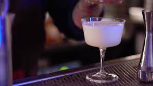 Sambuca Colada Cocktail La Variante Con Sambuca E Liquore Cinico Per Provare Un Twist Speziato E Intrigante Wine Dhar Liquori Succo Di Ananas Crema Di Cocco