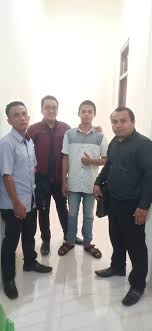 Bersama tukang cukur kami rama, akan. Kalau Ahli Hukum Tak Merasa Tersinggung Karena Pelanggaran Hukum Sebaiknya Dia Jadi Tukang Sapu Jalanan Pramoedya Ananta Toer Ph Law Office