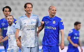 Anche nel 2021 torna il grande appuntamento con la partita del cuore, la partita di beneficenza che vede impegnata la nazionale cantanti e i campioni per la ricerca, capitanati da andrea agnelli. Partita Del Cuore 2021 Pirlo Contro Allegri Tra Women E Cantanti La Gazzetta Dello Sport