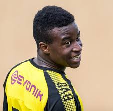 Youssoufa moukoko ist deutlich jünger als alle seine mitspieler. Youssoufa Moukoko 12 Bvb Wunderknabe In Deutsche U16 Berufen Welt