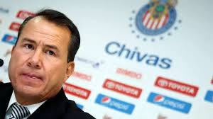 El ex técnico Efraín Flores sale del Club Guadalajara