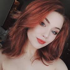 Elizabeth Renard's Instagram, Twitter & Facebook