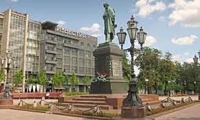 Слева напротив торца монастыря — дом фамусова. Pushkinskaya Ploshad I Okrestnosti Mirovoj Turizm