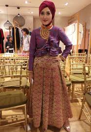 Untuk memilih baju pesta kurung ynag modern merupakan alternatif yang terbaik untuk anda yang meninginkan untuk tampil menjadi lebih muslimah dengan menggunakan desain yang elegan dan trendy. 76 Foto Model Kebaya Modern Rok Songket Terlihat Cantik