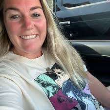 Kellie Hodges's Instagram, Twitter & Facebook