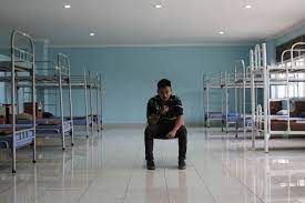 Efek narkoba sakaunya sih ada yang tiga hari hilang tapi ada juga sampai dua minggu atau sebulan. Jalan Bangkit Eks Pecandu Narkotik Dari Balai Rehab Bnn