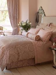 Consultez les photos decoration chambre rose pale pour approfondir le sujet ou utilisez la recherche. Peinture Rose Pale Literie Assortie Polochons Et Coussons Decoratifs Assortis Decor De Chambre Rose Chambre Design Chambre Diy