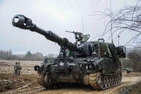 Commander, gunner, driver and three ammunition members. Saudi Arabia Requests M109a6 Paladin 155mm Self Propelled Howitzer Upgrade From U S April 2018 Global Defense Security Army News Industry Defense Security Global News Industry Army 2018 Archive News Year