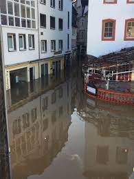 Hoogwater moezel, ernst, pommeren en cochem 2021. Moselhochwasser Hat Cochem Fest Im Griff